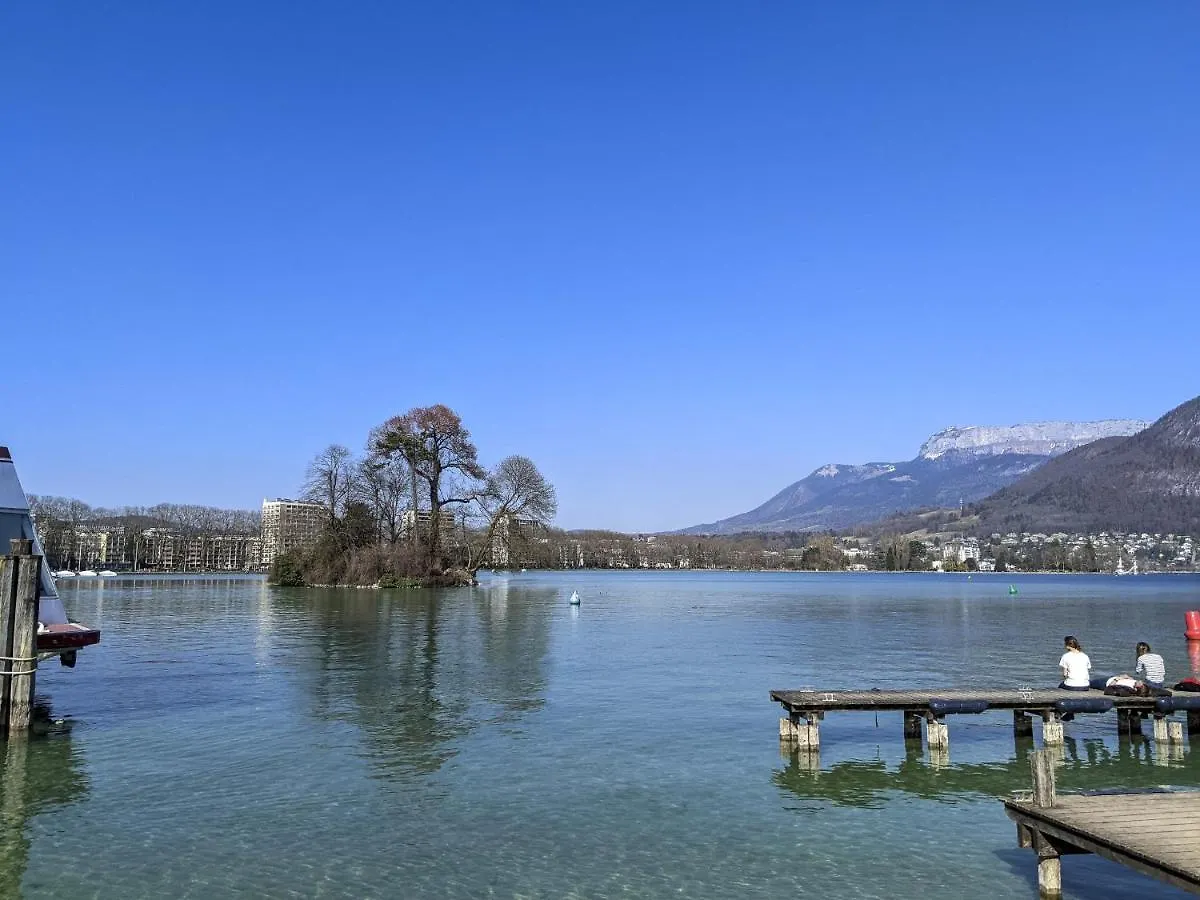 La Plume classé 3 étoiles vue Lac avec parking Annecy