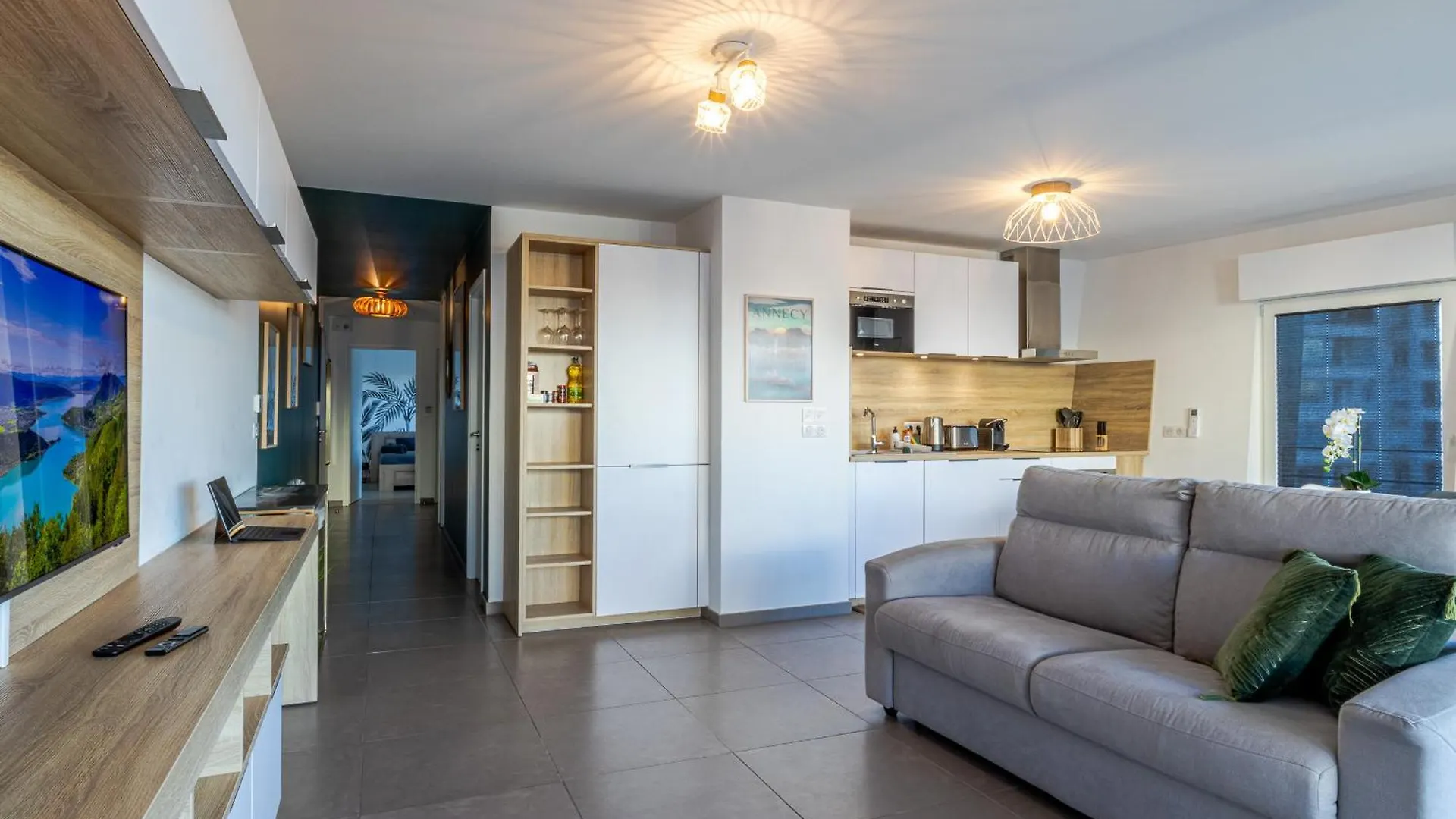La Plume Vue Lac 3 Etoiles - Garage Prive, Secteur Recherche, Moderne & Tout Equipe, 6 Personnes Annecy Apartment